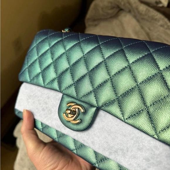 SOLD Classic Medium Flap 22P Iridescent Green Quilted Caviar light GHW! Unused! - Picture 2 of 15
